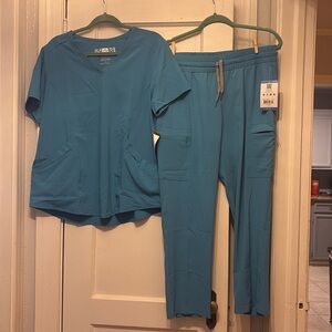 Wonder wink renew size Large bay blue scrub top and Large petite scrub pant set